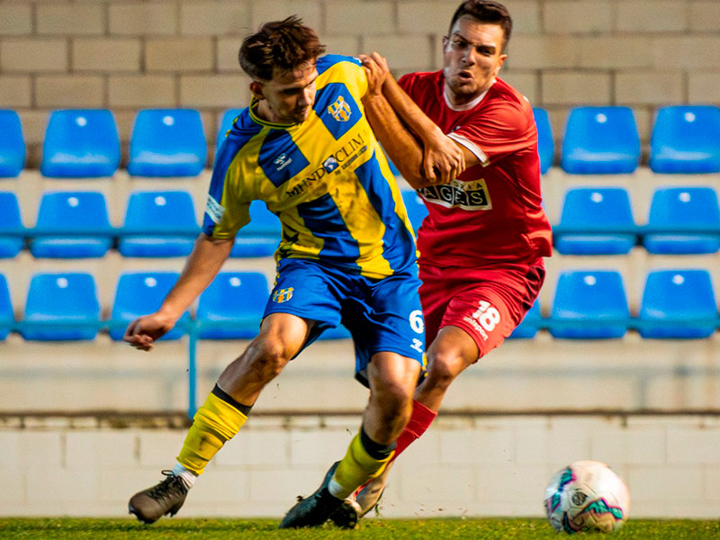 Noah disputant una pilota en el partit jugat contra el Banyoles dissabte passat. (Foto: Palamós CF - Laura Heras).