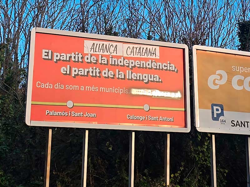 La pancarta està situada a la carretera de Palamós a Platja DAro, al terme de Sant Antoni de Calonge. (Foto: Alhora).