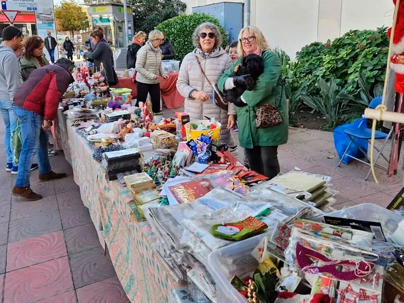 Progat Palamós posa avui aquest matí una parada a l'Avinguda de Catalunya, al costat de la llibreria Can Romero. (Foto: Progat Palamós).