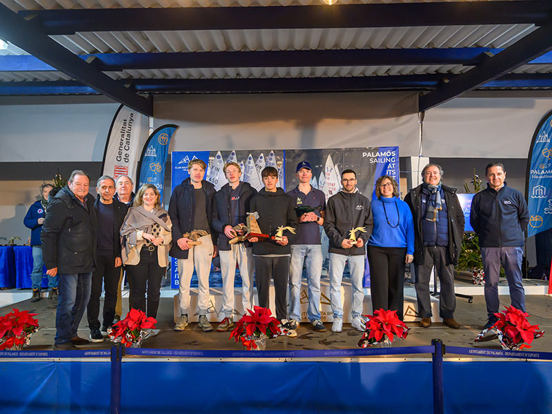 Els guanyadors absoluts de la 49 Palamós Christmas Race amb les autoritats. (Foto: Torveo).