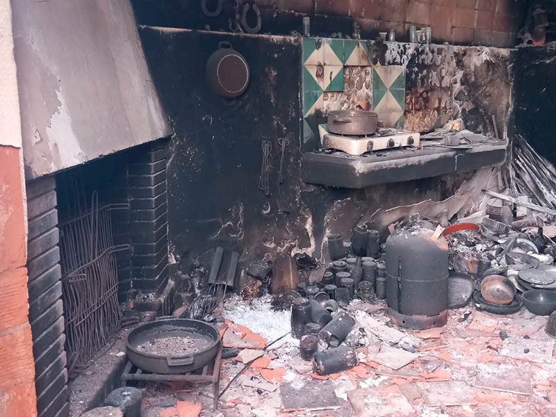 L'interior de la barraca, completament calcinada pel foc. (Foto: Associació Clau de Volta).