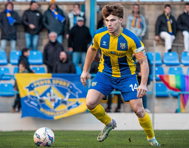 Marc Lloret disputant una pilota en el darrer partit de lliga. (Foto: Palamós CF - Laura Heras).