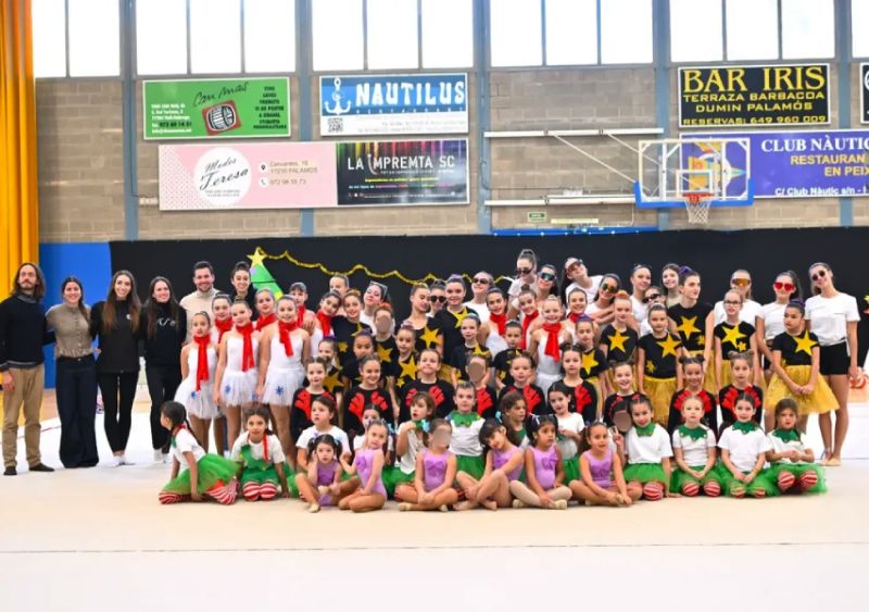 Les gimnastes del Club Gimnàstica Rítmica Costa Brava, després del Festival de Nadal, el passat 14 de desembre. (Foto: Rítmica Costa Brava).