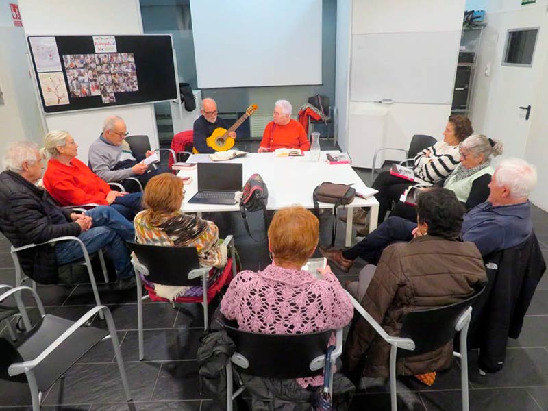 Imatge d'arxiu d'una sessió del Club de Poesia de la Bibloteca. (Foto: Biblioteca Lluís Barceló i Bou).