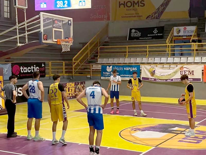Gran victòria del sènior masculí del CE Palamós a la pista del HOMS UE Mataró B per 59–79. (Foto: CE Palamós).