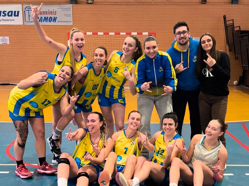 El sènior femení va guanyar de 17 punts a la pista del Vall d'en Bas. (Foto: CE Palamós).