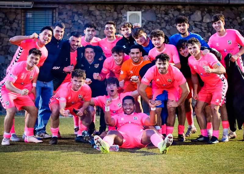 Els jugadors del Palamós celebrant la victòria al camp del Bosc de Tosca. (Foto: Palamós CF - Laura Heras).