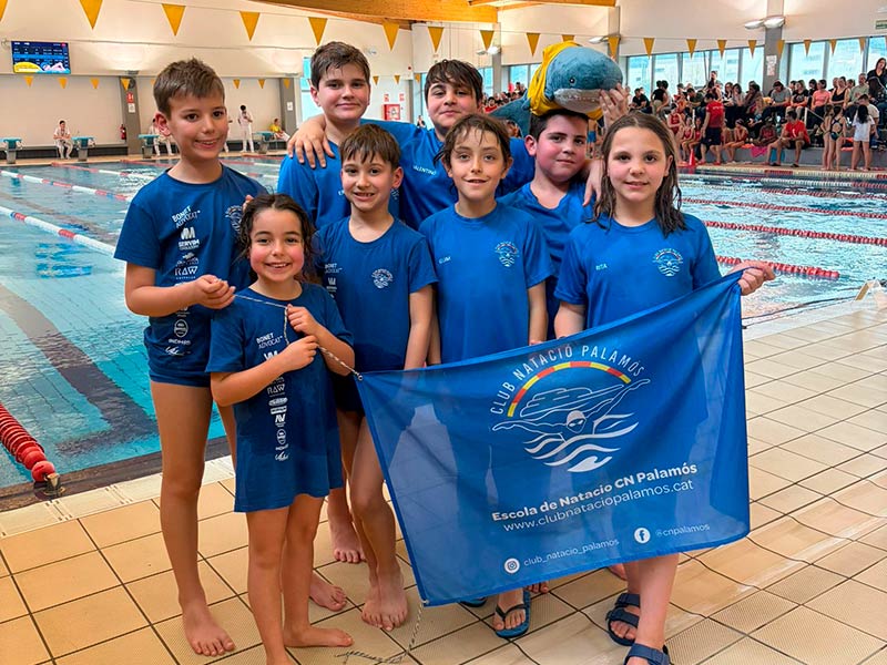 Nedadors prebenjamins i benjamins del CN Palamós, aquest passat cap de setmana a Centelles. (Foto: CN Palamós).