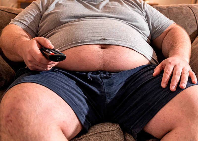 A l'Estat Espanyol, un 24% de la població pateix obesitat. (Foto: Generada amb IA - ChatGPT).