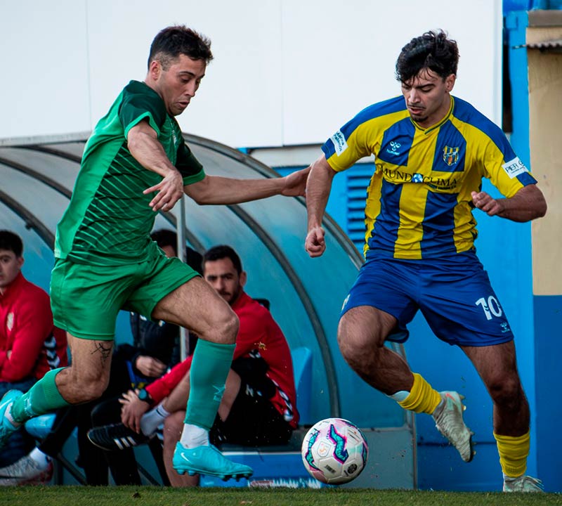 Adri Antequera disputant una pilota durant el partit de dissabte passat. (Foto: Palamós CF - Laura Heras).