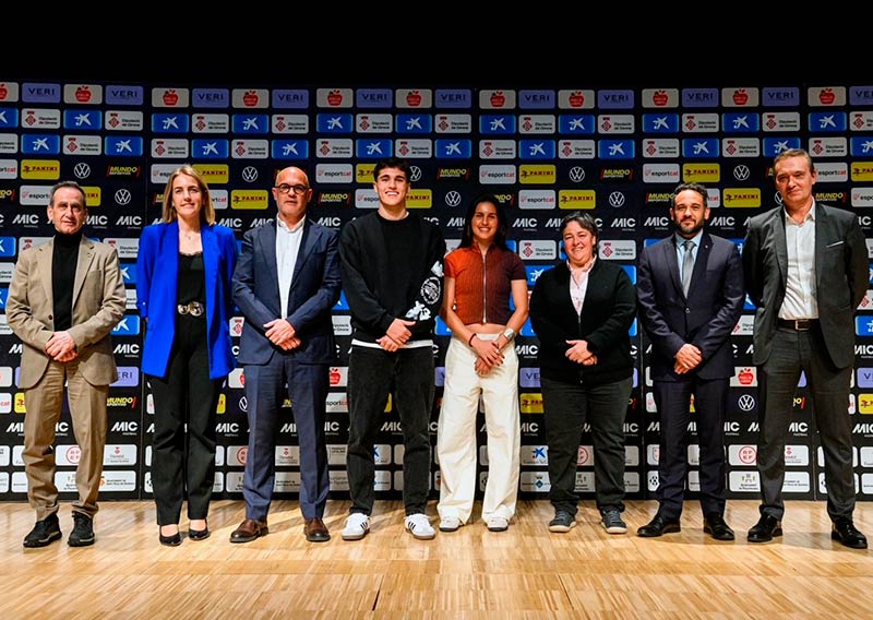 La presentació del MIC va comptar amb la presència dels jugadors del Barça, Pau Cubarsí i Kika Nazareth. (Foto: MIC Football).