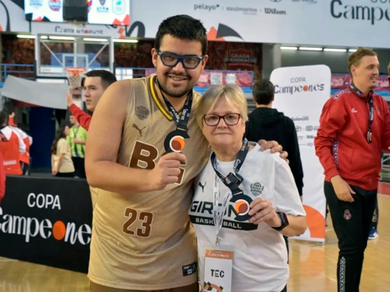 El jugador Joan Salvador i l'entrenadora Cari Nicolás, representants de l'equip Somnis del CE Palamós a la Copa Campeones. (Foto: CE Palamós).