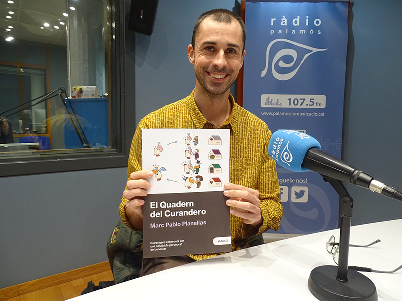 Marc Pablo Planellas, amb el volum 2 del 'Quadern del Curandero'.