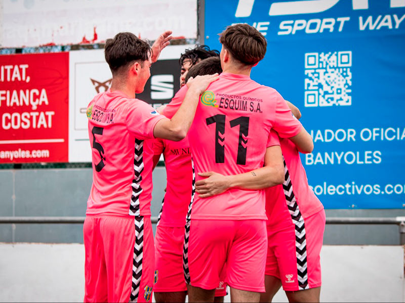 Els jugadors del Palamós celebrant el gol marcat dissabte a Banyoles. (Foto: Palamós CF - Laura Heras).