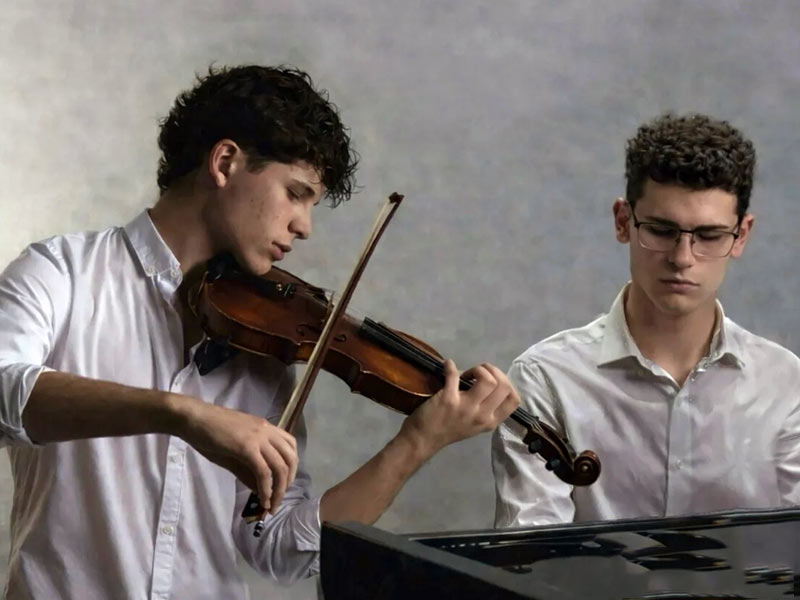 Concert de Guillem Baviera i Daniel Olmos, aquest diumenge al Teatre Mundet. (Foto: Germandat Artur Mundet).
