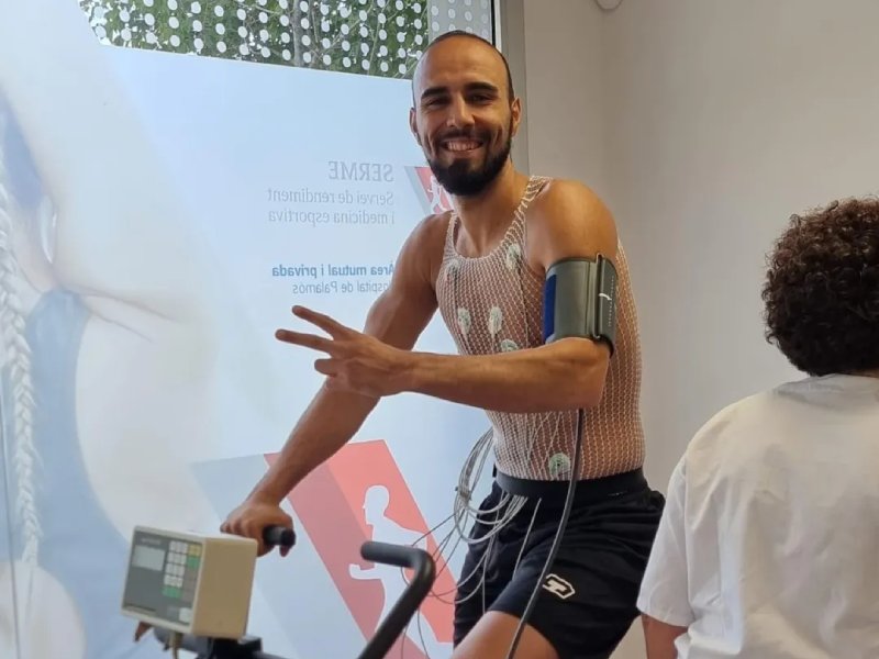 El jugador del Bisbal Bàsquet, Joaquín Carrasco, fent una prova d'esforç al SERME. (Foto: SSIBE Àrea Mutual Privada).