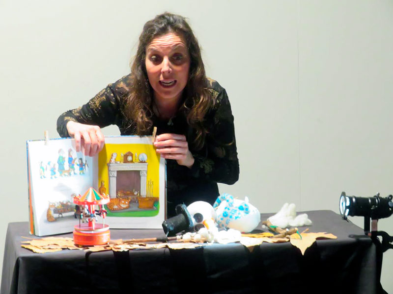 Laura Asensio condueix avui la sessió de 'Biblionadons' a la biblioteca. (Foto: Biblioteca Lluís Barceló i Bou).