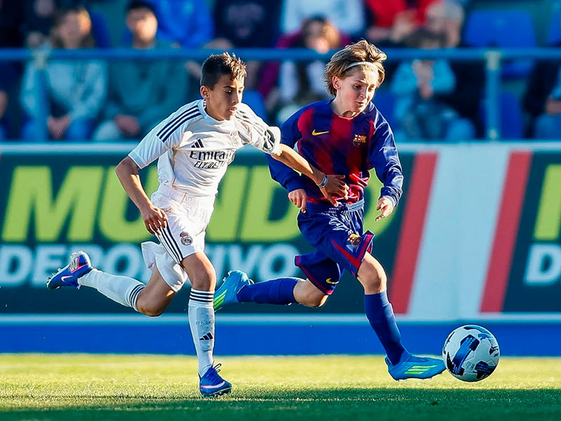 Imatge del partit de la final U12 entre el Barça i el Madrid disputada diumenge passat a Palamós. (Foto MICFootball).