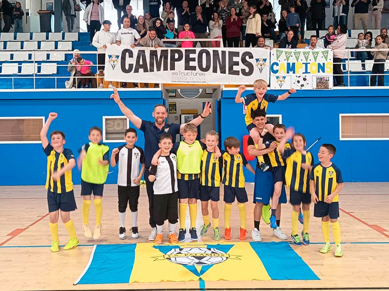 L'equip benjamí del Club Futbol Sala Palamós, campió de la lliga de promoció. (Foto: CFS Palamós).