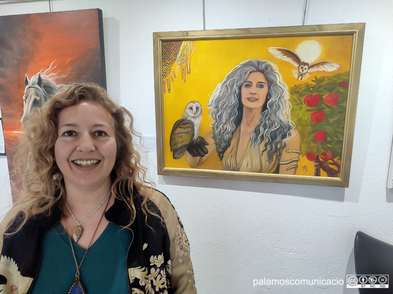 L'artista Mònica Planas, davant d'un dels seus quadres, a la galeria Monalisi.