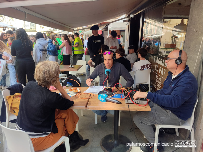 Programa especial de Ràdio Palamós per Sant Jordi al carrer Major.