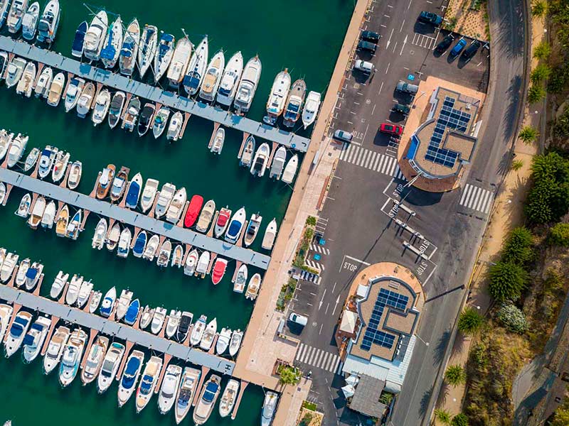 El Port Marina ha instal·lat un nou sistema energètic autosuficient amb plaques solars i bateries intel·ligents. (Foto: Port Marina).