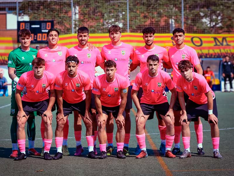 L'onze inicial del Palamós en el partit jugat avui al camp de l'Argentona. (Foto: Palamós CF - Laura Heras).