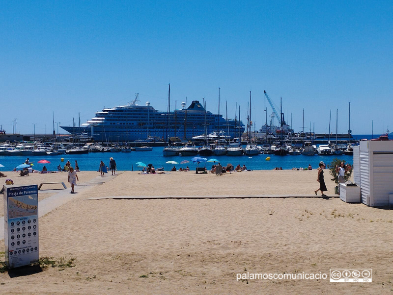 El creuer Amera, avui a Palamós.
