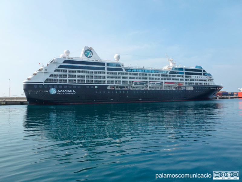 L'Azamara Quest en una anterior escala al port de Palamós.
