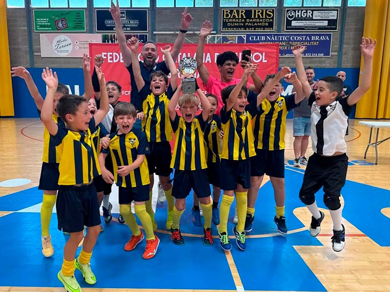 L'equip benjamí del Club Futbol Sala Palamós. (Foto: CFS Palamós).