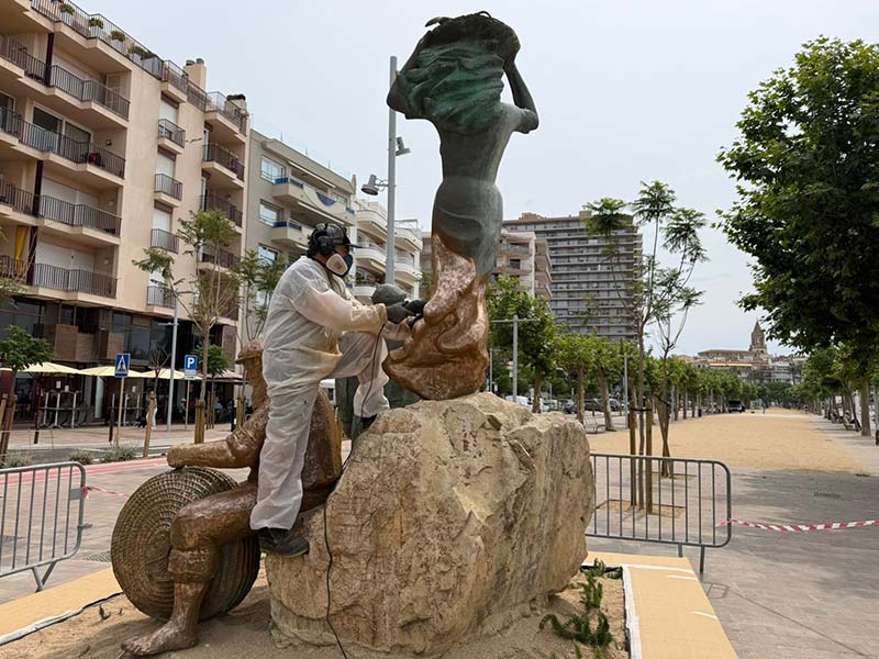 En marxa les feines de restauració de l'escultura 'Homenatge a la gent de Mar' situada al passeig del Mar. (Foto: Ajuntament de Palamós).