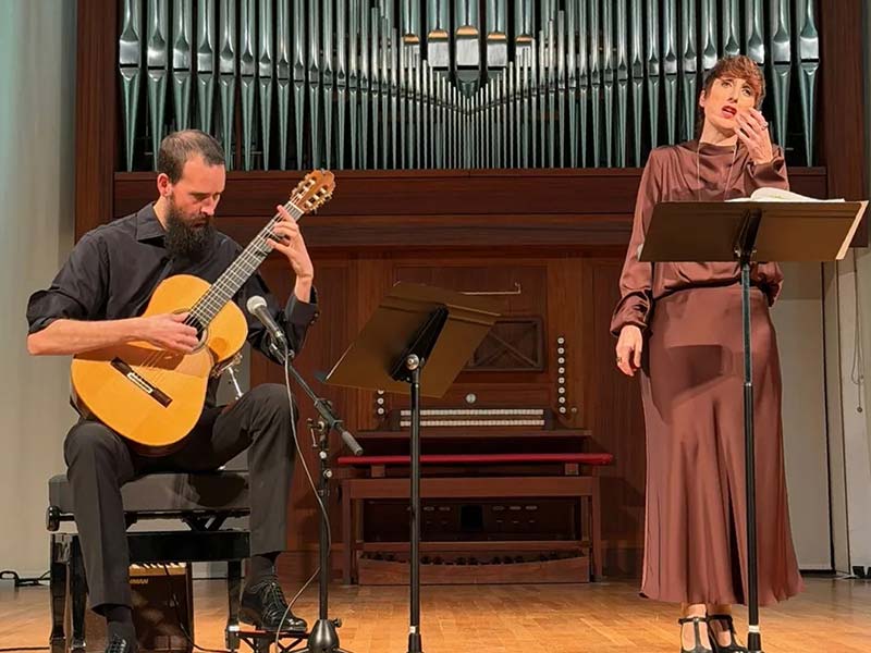 El guitarrista Lluís Vila i la mezzosoprano Georgina Reyner, aquest diumenge a la Sala Petita de la Gorga. (Foto: Duo Reyner-Vila).