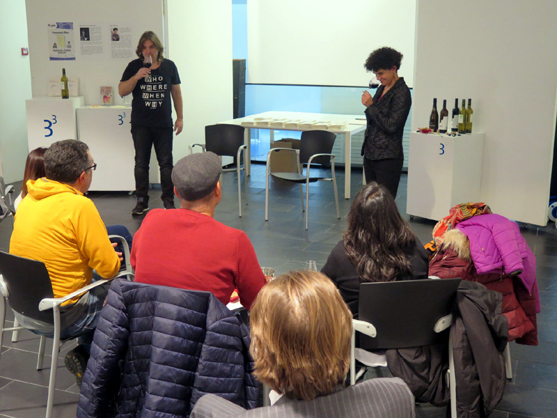 Clara Antúnez, sommelier de La Gastronòmica, a la dreta de la imatge, conduïrà la xerrada d'avui a la biblioteca. (Foto: Biblioteca de Palamós).