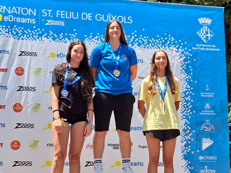 Al centre de la imatge, la nedadora del Club Natació Palamós, Alexandra Cànovas. (Foto: CN Palamós).