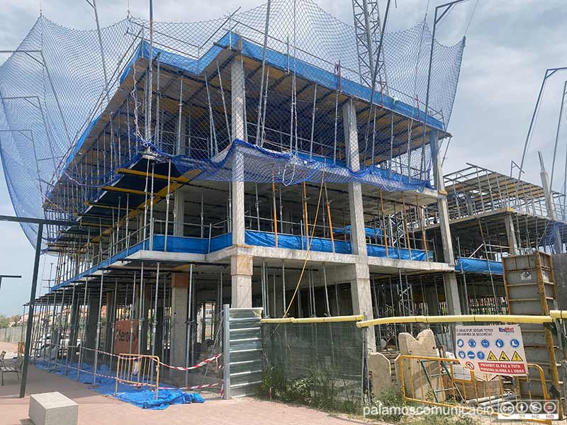 Pisos en construcció al carrer d'Enric Vincke, ahir al migdia.
