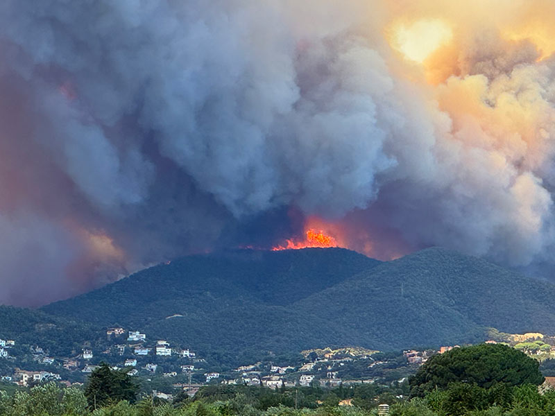 Imatge d'arxiu del foc de les Gavarres, vist des de Sant Antoni. (Foto: Méteo Palamós).