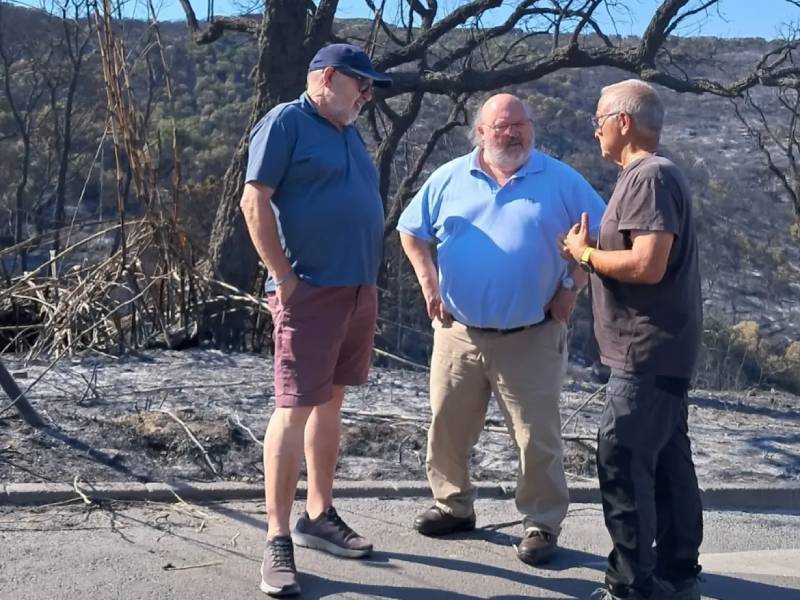 L'alcalde de Calonge i Sant Antoni, Jordi Soler (centre imatge), amb dos veïns del municipi. (Foto: Ajuntament de Calonge i Sant Antoni).