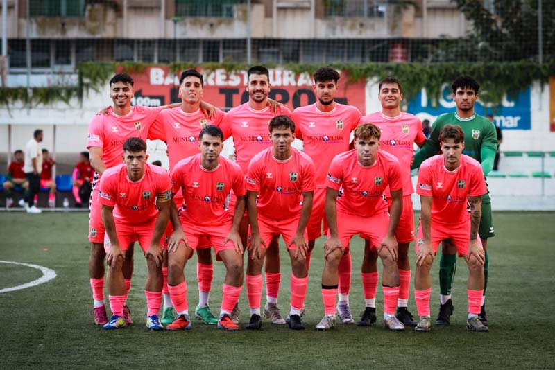 L'onze inicial del Palamós la temporada passada al camp del Lloret. (Foto: Palamós CF - Laura Heras).