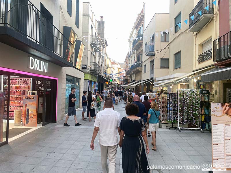 El carrer Major de Palamós, aquest passat dissabte al vespre.