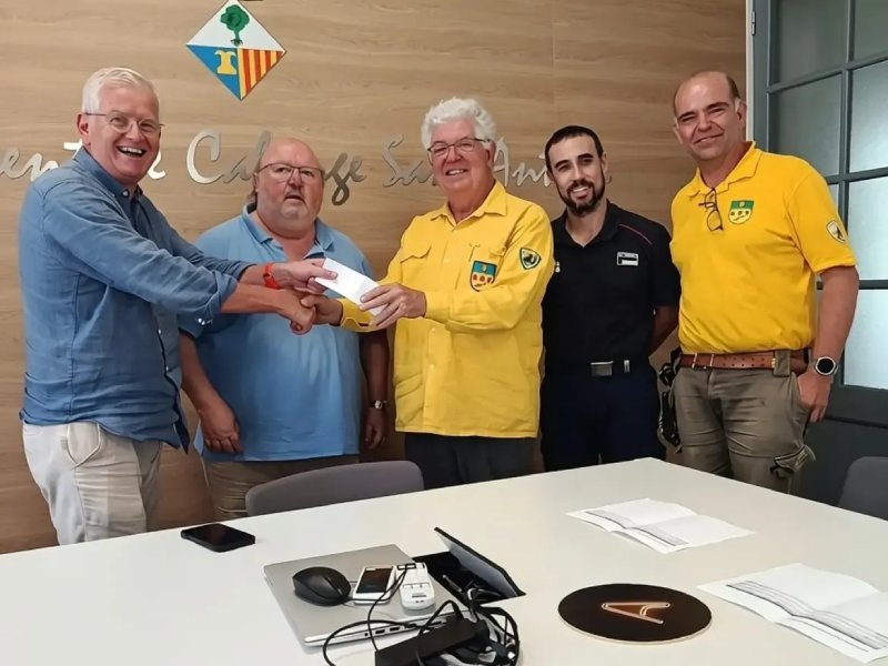 Els veïns de Vescomptat de Cabanyes han volgut reconéixer la feina feta per l'ADF Gavarres Marítima. (Foto: Ajuntament de Calonge i Sant Antoni).