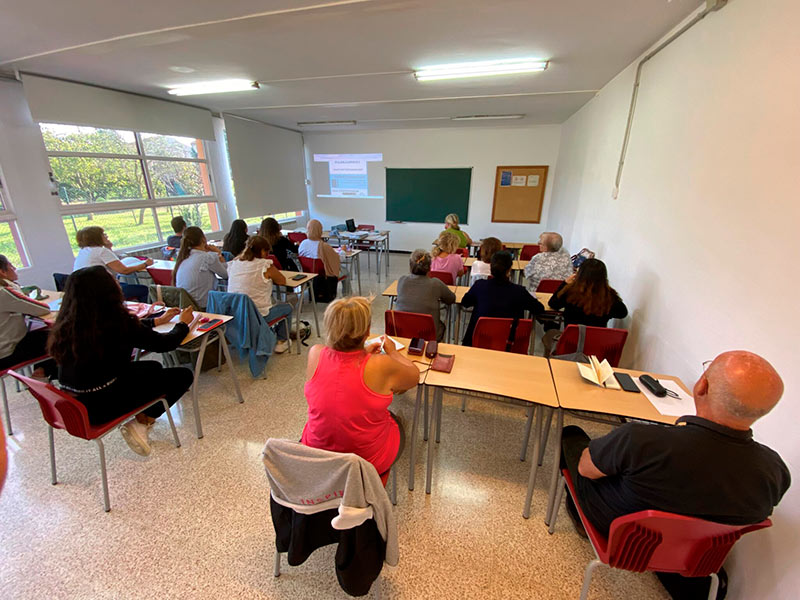 Una classe de l'Escola Municipal d'Adults, en una imatge d'arxiu. (Foto: Ajuntament de Palamós).