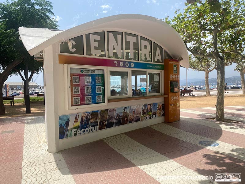 La central de reserves de FECOTUR està situada a l'antiga oficina de turisme de Palamós.