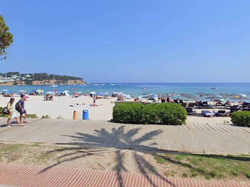 Ahir va morir una dona a la platja de Sant Pol de Sant Feliu de Guíxols. (Foto: Google Maps).