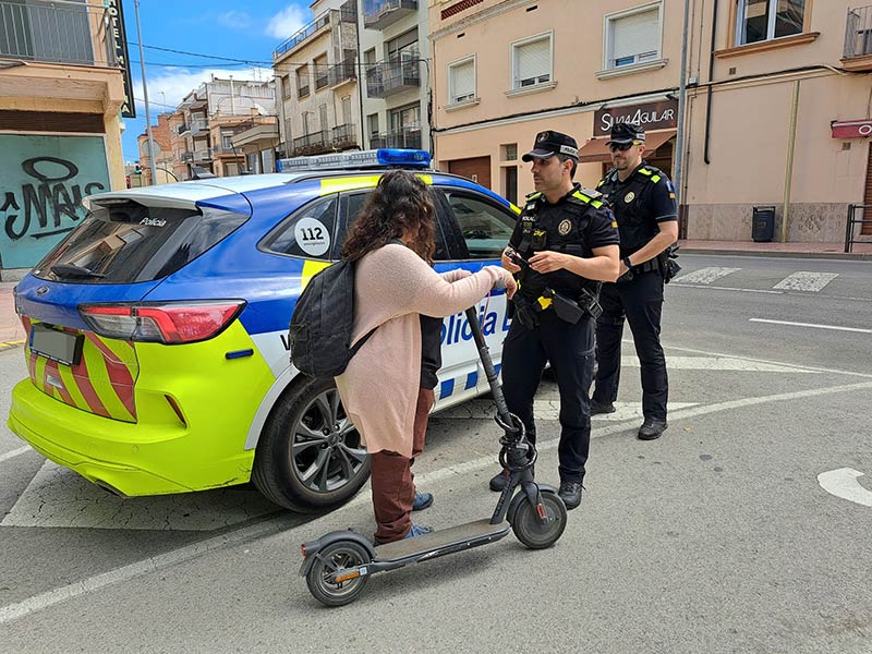 Control de la Policia Local a la conductora d'un patinet al Passeig del Mar. (Foto: Ajuntament de Palamós).