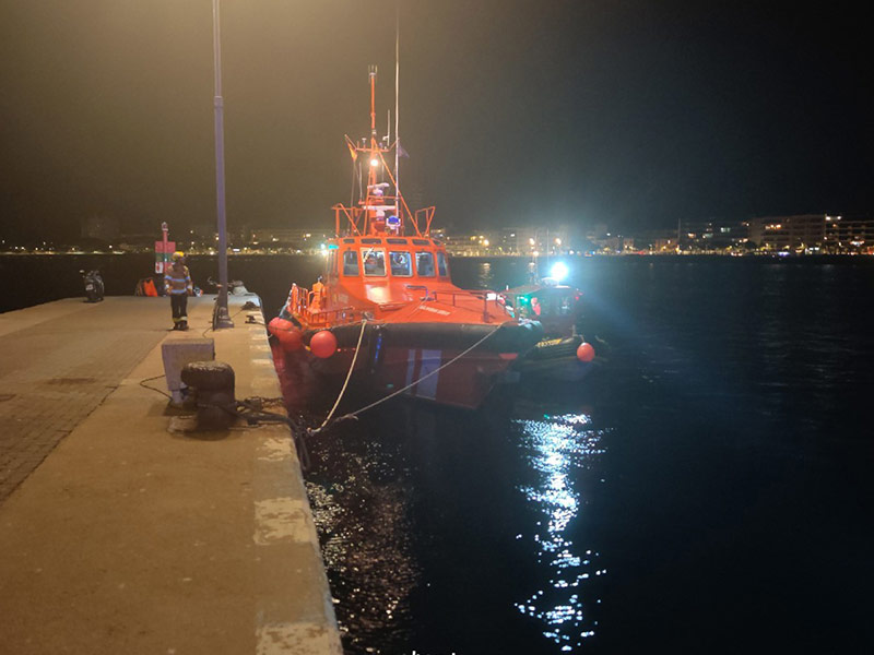 Els tripulants van ser rescatats pels Bombers i Salvament Marítim. (Foto: Bombers Generalitat).