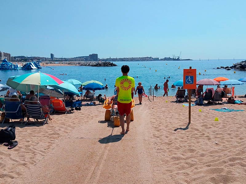 1.319 persones han fet ús del servei de bany accessible a Calonge i Sant Antoni. (Foto: Ajuntament de Calonge i Sant Antoni).