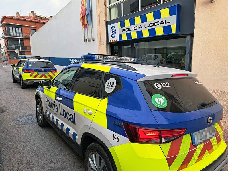 Dos vehicles de la Policia Local davant de la comissaria del carrer de Josep Joan. (Foto: Ajuntament de Palamós).