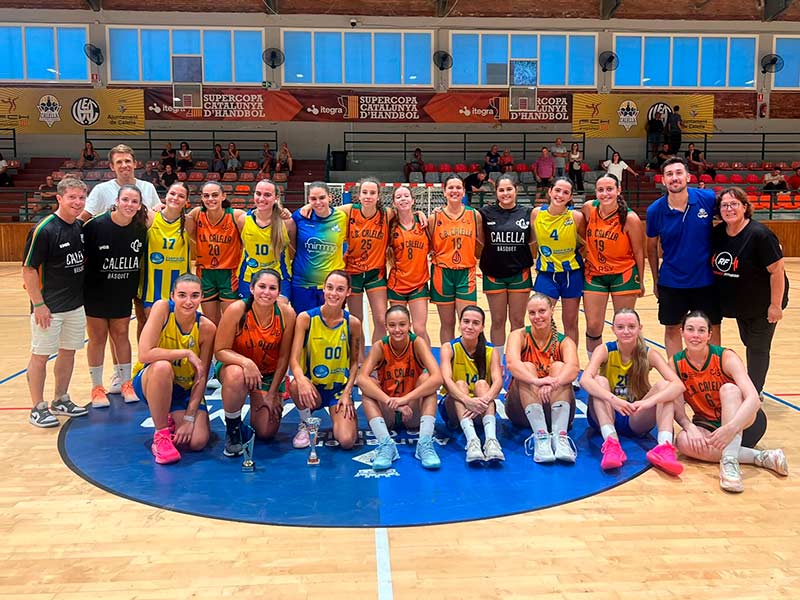 Les jugadores dels dos equips, després del partit disputat aquest passat cap de setmana. (Foto: CE Palamós).