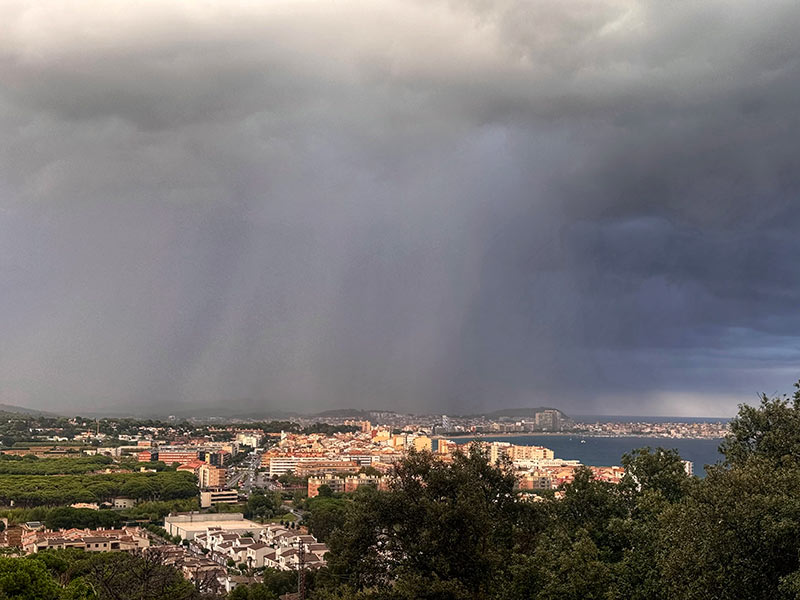 Imatge de la tempesta que va caure dijous passat a Palamós. (Foto: Méteo Palamós).
