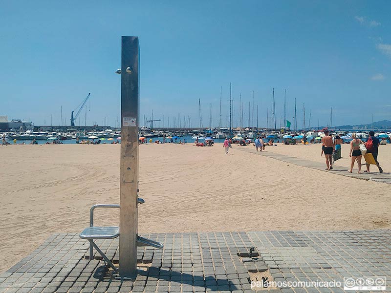 Una de les dutxes de la platja Gran de Palamós, en una imatge d'arxiu.
